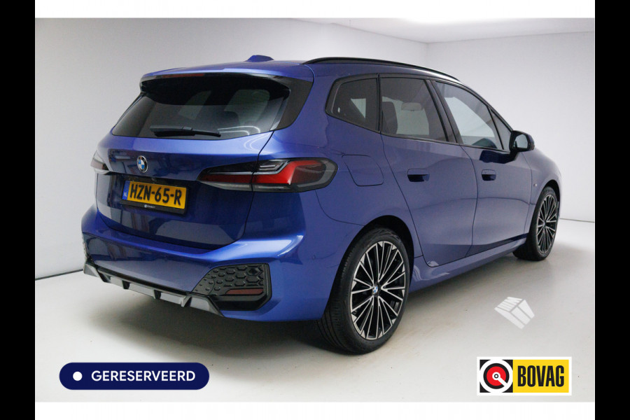 BMW 2 Serie Active Tourer 218i M-Sport automaat | 19 inch Individual Panoramadak | Harman Kardon | HUD Adaptive cruise, 360 Camera, PDC V+A,  El.verstelbare stoel met geheugen, Elektrische achterklep, Keyless