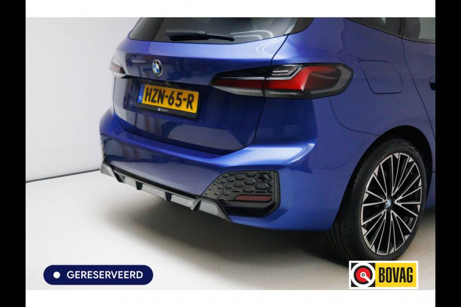 BMW 2 Serie Active Tourer 218i M-Sport automaat | 19 inch Individual Panoramadak | Harman Kardon | HUD Adaptive cruise, 360 Camera, PDC V+A,  El.verstelbare stoel met geheugen, Elektrische achterklep, Keyless