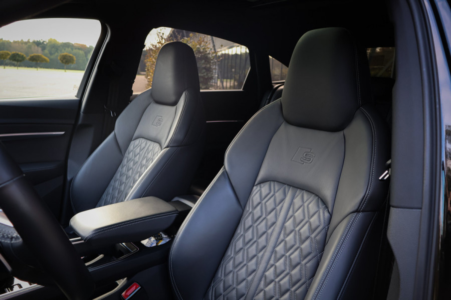 Audi e-tron Sportback 55 quattro 95 kWh | RS-STOELEN | ADAPTIVE CRUISE | 22" | B&O SURROUND | PANORAMADAK | VIRTUAL MIRRORS | STUURWIELVERWARMING | TR GLAS | SFEERVERLICHTING | DUBBEL OPLAADPUNT L+R | ETC.