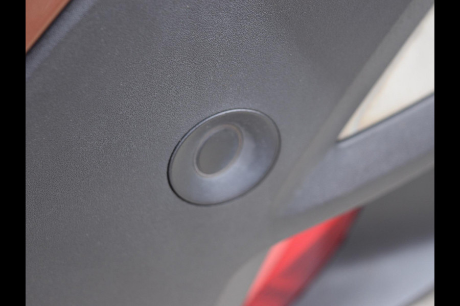 Peugeot 3008 1.6 PureTech Blue Lease Premium | TREKHAAK | PARKEERSENSOREN MET CAMERA | EL. VERSTELBARE STOEL | SCHUIF / KANTELDAK