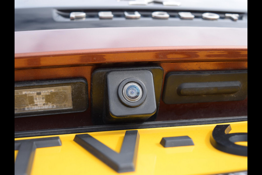 Peugeot 3008 1.6 PureTech Blue Lease Premium | TREKHAAK | PARKEERSENSOREN MET CAMERA | EL. VERSTELBARE STOEL | SCHUIF / KANTELDAK