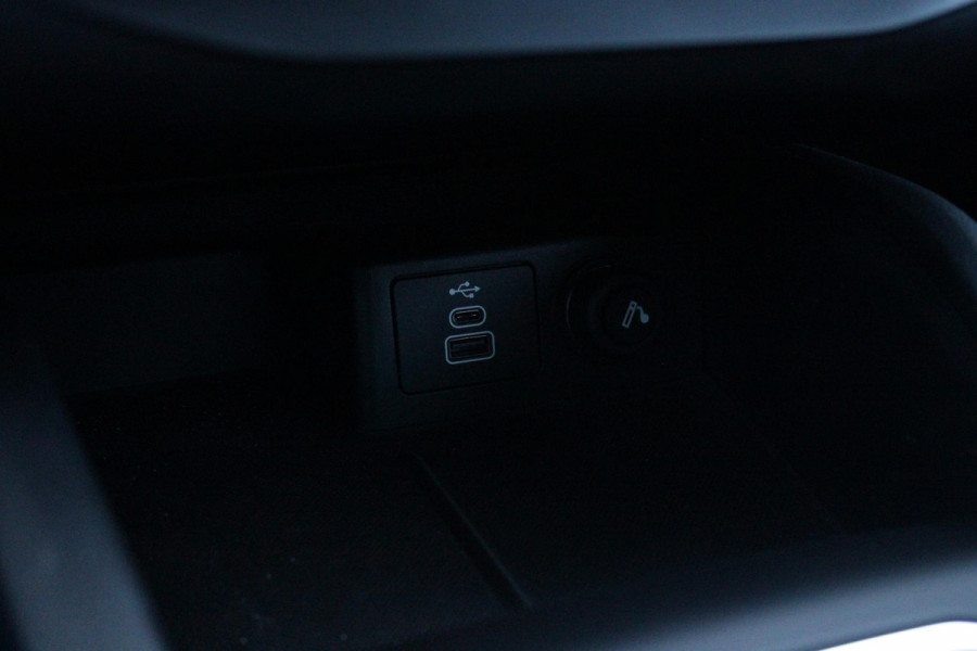 Ford FOCUS Wagon 1.0 155PK AUTOMAAT Hybrid ST LINE | ALL SEASON BANDEN | NAVIGATIE | DRAADLOZE APPLE CARPLAY/ANDROID AUTO | ADAPTIVE CRUISE CONTROL | LANE ASSIST | DODEHOEK DETECTIE | PARKEERSENSOREN VOOR + ACHTER | ACHTERUITRIJ CAMERA | LICHTMETALEN VELGEN 17" | DAB+ RADIO |