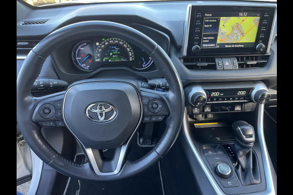 Toyota RAV4 2.5 Hybrid AWD Bi-Tone | 1650 KG trekgewicht | Trekhaak | Parkeersensoren | Apple Carplay & AndroidAUTO | Adapt.Cruise Control |
