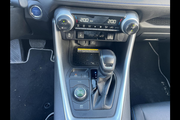 Toyota RAV4 2.5 Hybrid AWD Bi-Tone | 1650 KG trekgewicht | Trekhaak | Parkeersensoren | Apple Carplay & AndroidAUTO | Adapt.Cruise Control |