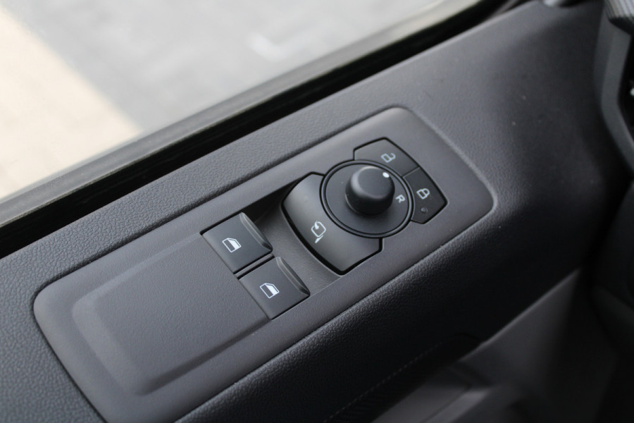 Ford Transit Custom 320 2.0 TDCI L2H1 Trend DC 6 Zits 170pk - Trekhaak - Stoel/Stuurverwarming - Cruise - 70l Tank - LED - Rijklaar