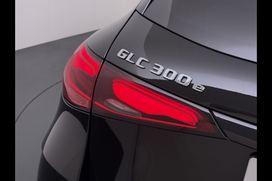 Mercedes-Benz GLC 300e AMG 4Matic // SoH 95% // Panorama dak // Burmester // Memory // 360 Camera // 20 inch // Treeplanken // Sfeerverlichting //