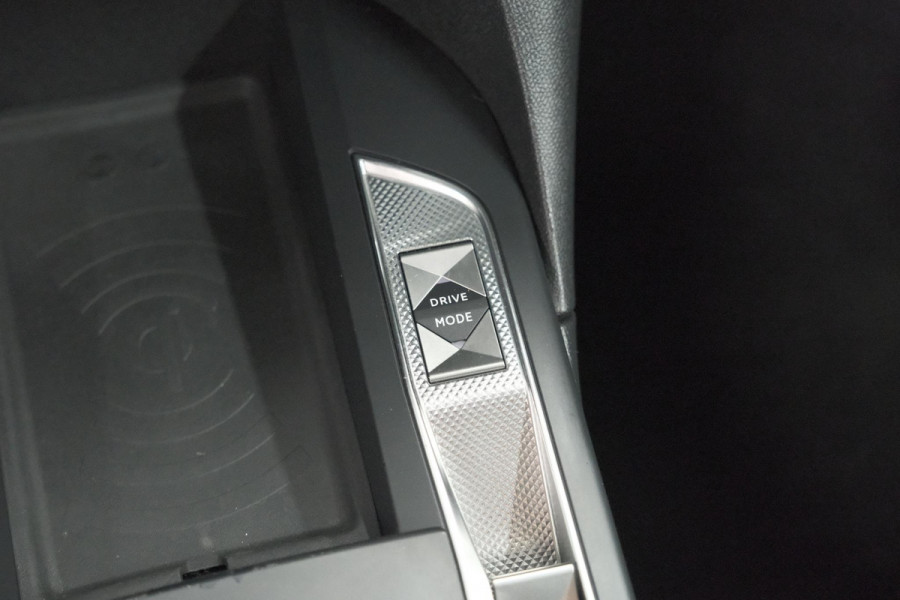 DS DS 3 Crossback 50 kwh e-Tense So Chic | Camera| Dodehoekdetectie | Head-Up Display | Apple Carplay | Stoelverwarming | SOH = 93.5%