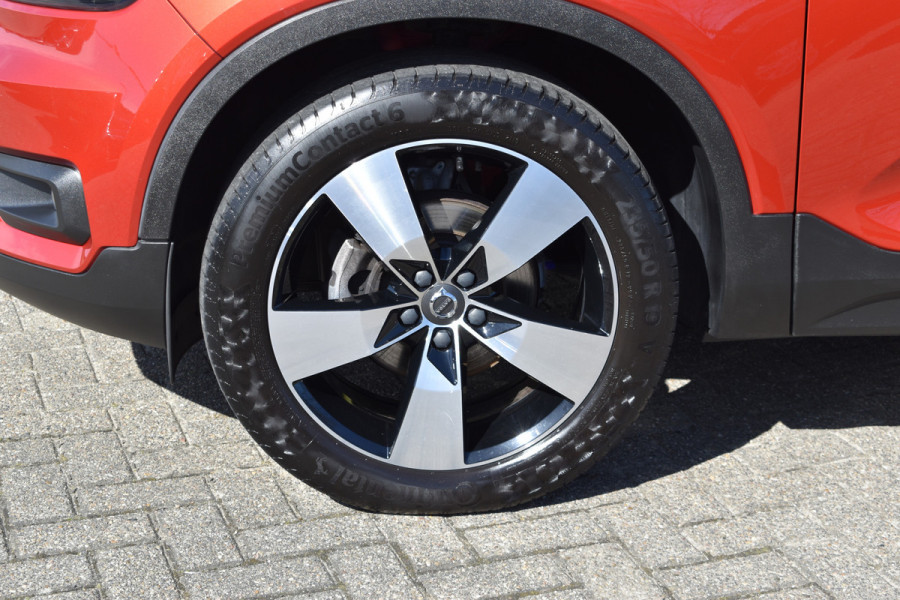 Volvo XC40 T3 156PK Momentum | H&K | Trekhaak | ACC | Leder | Stoelverwarming | Camera