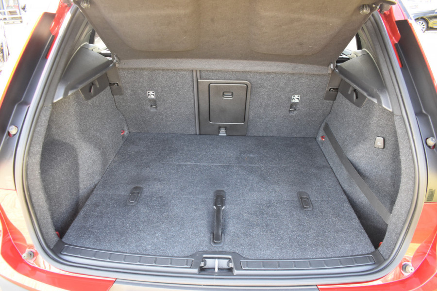 Volvo XC40 T3 156PK Momentum | H&K | Trekhaak | ACC | Leder | Stoelverwarming | Camera