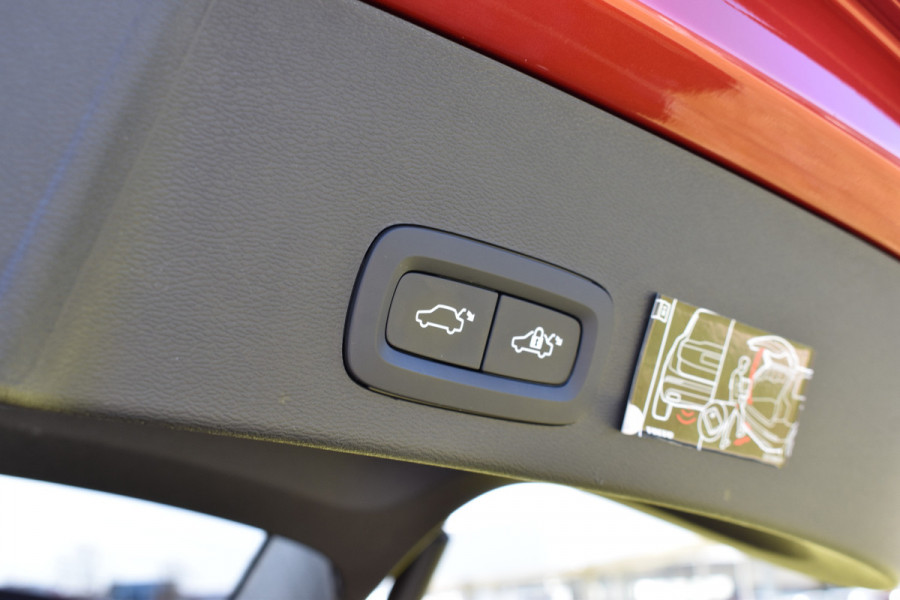 Volvo XC40 T3 156PK Momentum | H&K | Trekhaak | ACC | Leder | Stoelverwarming | Camera