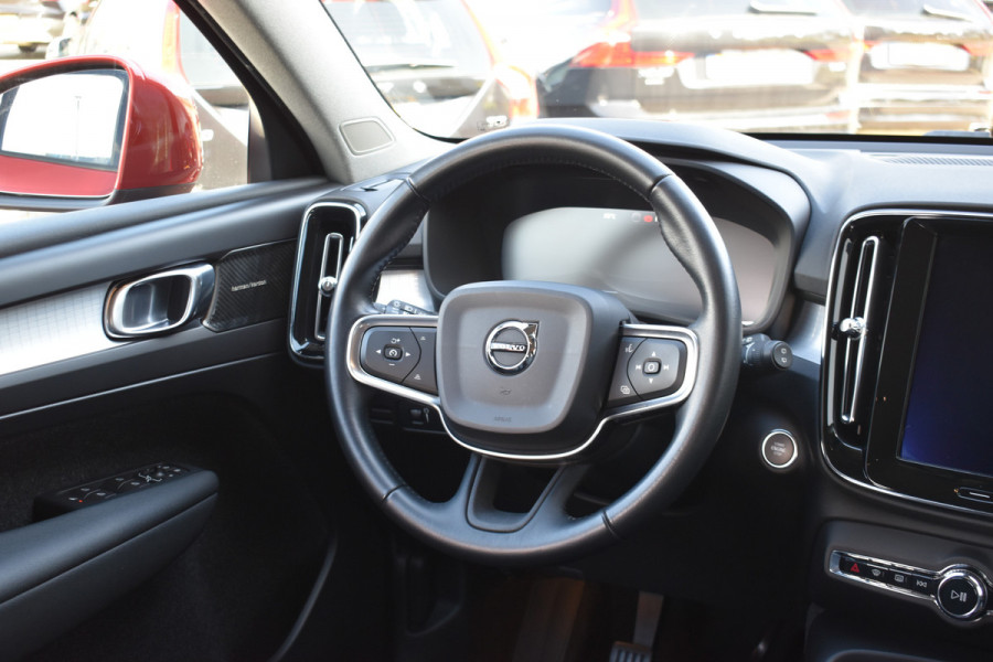 Volvo XC40 T3 156PK Momentum | H&K | Trekhaak | ACC | Leder | Stoelverwarming | Camera