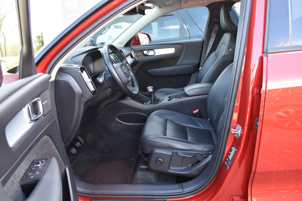 Volvo XC40 T3 156PK Momentum | H&K | Trekhaak | ACC | Leder | Stoelverwarming | Camera
