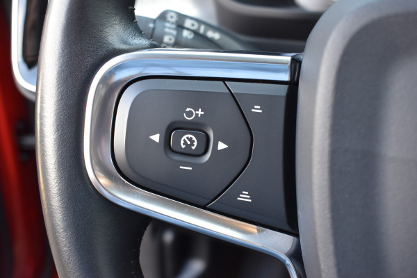 Volvo XC40 T3 156PK Momentum | H&K | Trekhaak | ACC | Leder | Stoelverwarming | Camera