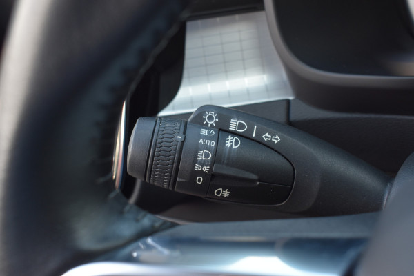 Volvo XC40 T3 156PK Momentum | H&K | Trekhaak | ACC | Leder | Stoelverwarming | Camera