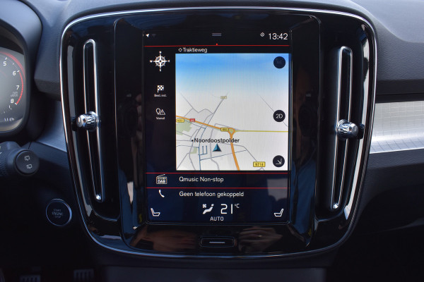 Volvo XC40 T3 156PK Momentum | H&K | Trekhaak | ACC | Leder | Stoelverwarming | Camera