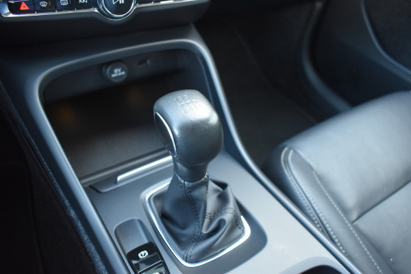 Volvo XC40 T3 156PK Momentum | H&K | Trekhaak | ACC | Leder | Stoelverwarming | Camera