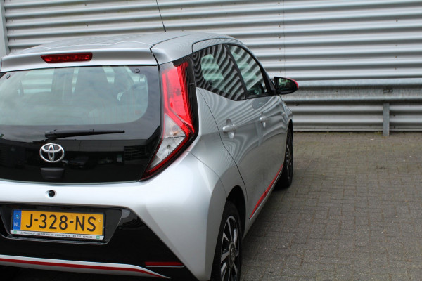 Toyota Aygo 1.0 VVT-i 72pk x-play AUTOMAAT LMV NL-Auto NAP