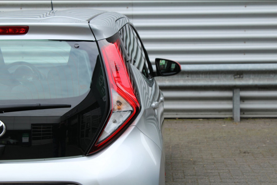 Toyota Aygo 1.0 VVT-i 72pk x-play AUTOMAAT LMV NL-Auto NAP