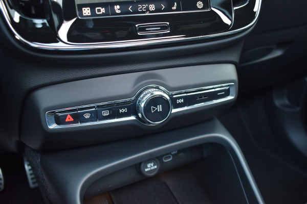Volvo XC40 Recharge Pro | Panodak | H&K | ACC | All seasons | Stuurverwarming | 360 Camera