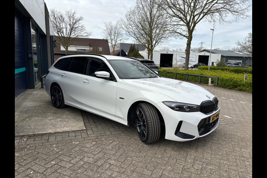 BMW 3 Serie Touring 320e Touring M-Sport PRO PHEV SHADOWLINE ADEPTIVE KOPLAMPEN 360 CAMERA DRIVER ASSIST HEAD-UP DISPLAY INNOVATION PAKKET