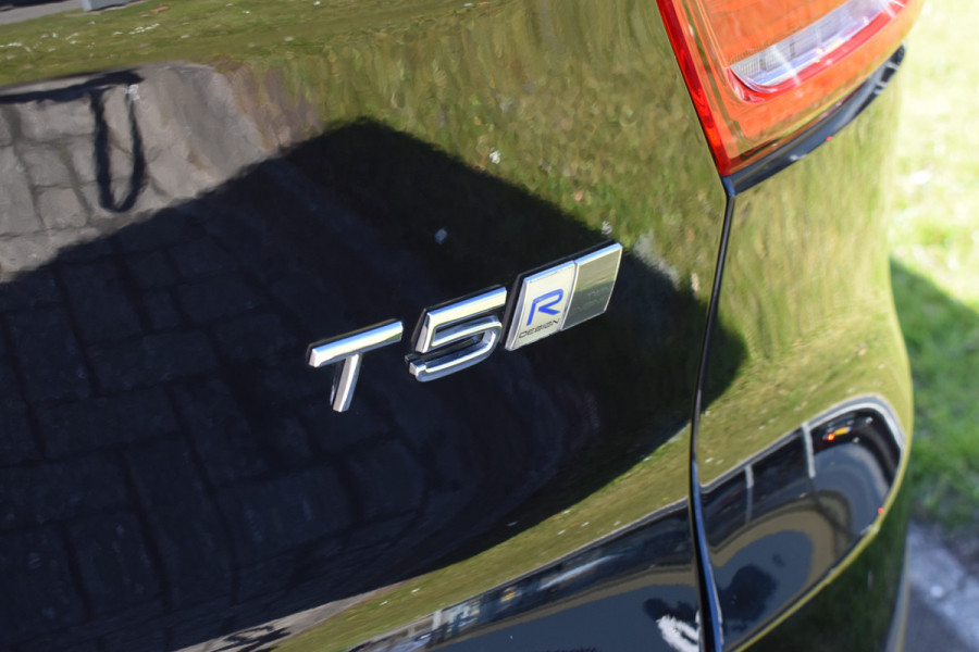 Volvo XC40 T5 262PK Twin Engine R-Design | Panodak | ACC | Camera | Stoelverwarming | 20"LMV
