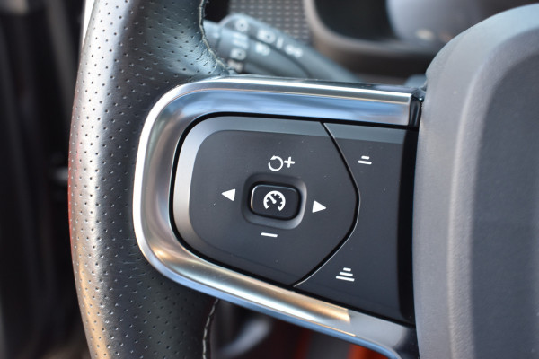 Volvo XC40 T5 262PK Twin Engine R-Design | Panodak | ACC | Camera | Stoelverwarming | 20"LMV