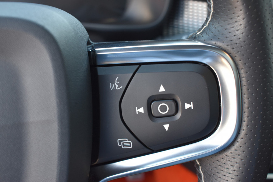 Volvo XC40 T5 262PK Twin Engine R-Design | Panodak | ACC | Camera | Stoelverwarming | 20"LMV