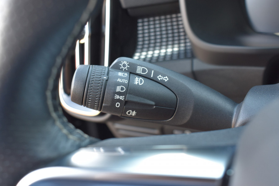 Volvo XC40 T5 262PK Twin Engine R-Design | Panodak | ACC | Camera | Stoelverwarming | 20"LMV