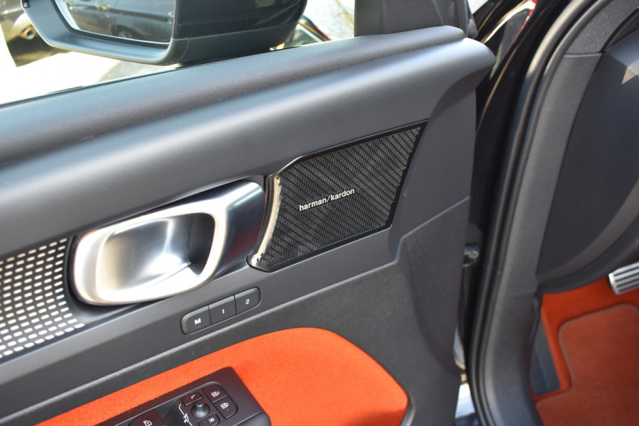 Volvo XC40 T5 262PK Twin Engine R-Design | Panodak | ACC | Camera | Stoelverwarming | 20"LMV