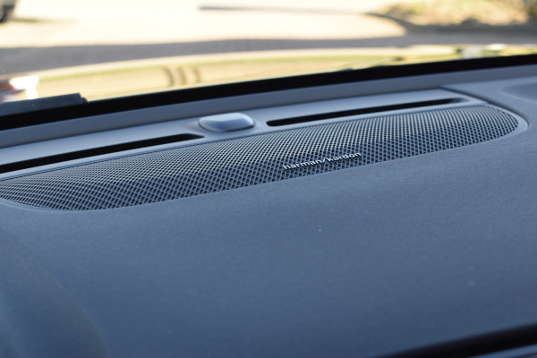 Volvo XC40 T5 262PK Twin Engine R-Design | Panodak | ACC | Camera | Stoelverwarming | 20"LMV