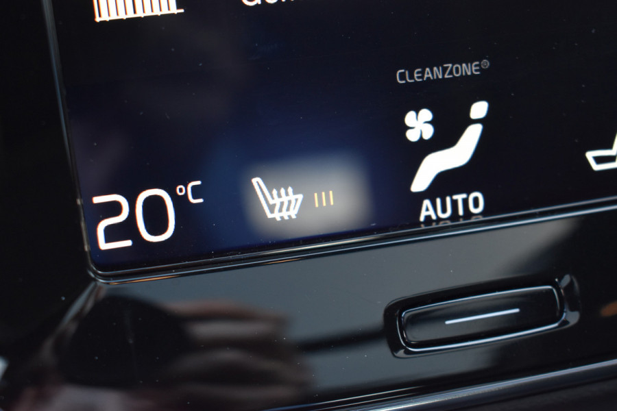 Volvo XC40 T5 262PK Twin Engine R-Design | Panodak | ACC | Camera | Stoelverwarming | 20"LMV
