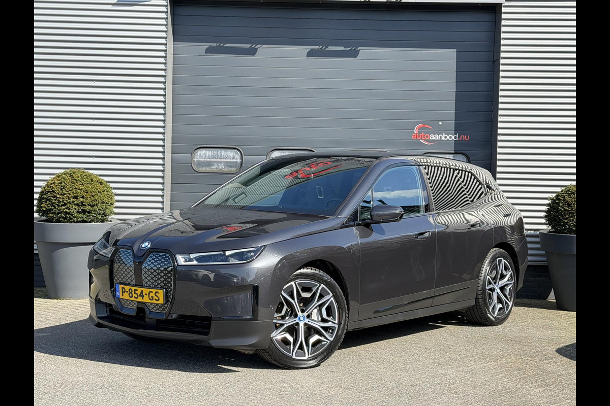 BMW iX xDrive50 High Executive 112 kWh SOH 92% | Sky Lounge | 360* Camera | Massage | Stoelventilatie/Verwarming | Elektrische Trekhaak |