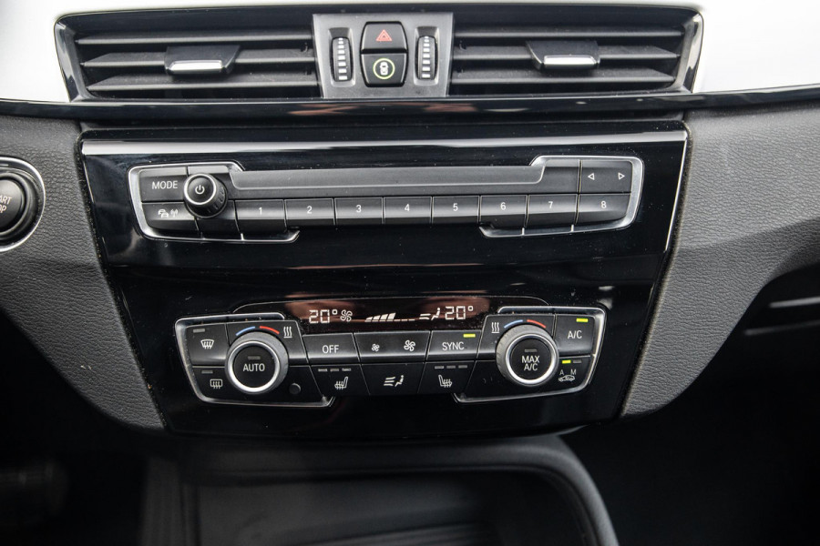 BMW X1 xDrive25e Executive CAMERA / CARPLAY / HEAD UP DISPLAY / LEDER / LED / CRUISE CONTROLE / STOELVERWARMING