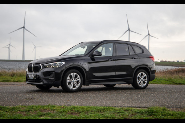 BMW X1 xDrive25e Executive CAMERA / CARPLAY / HEAD UP DISPLAY / LEDER / LED / CRUISE CONTROLE / STOELVERWARMING