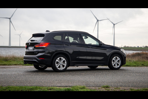 BMW X1 xDrive25e Executive CAMERA / CARPLAY / HEAD UP DISPLAY / LEDER / LED / CRUISE CONTROLE / STOELVERWARMING
