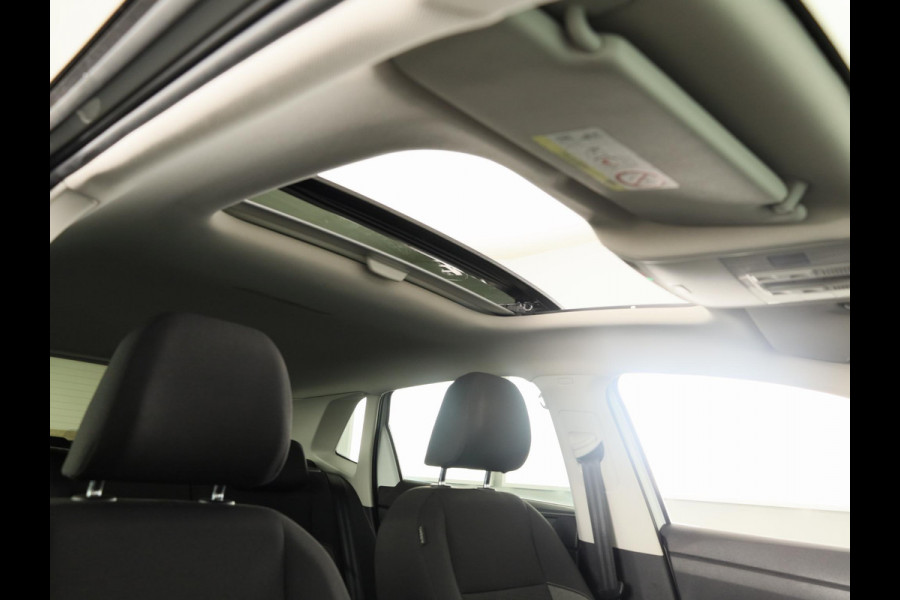 Volkswagen Polo 1.0 TSI Life 95 pk | Navigatie via App | Panoramadak | 17" LM velgen | Parkeersensoren | Adaptieve cruise control | LED koplampen | Stoelverwarming |