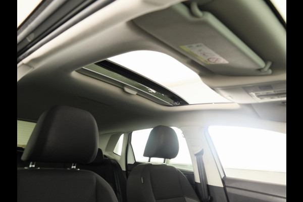 Volkswagen Polo 1.0 TSI Life 95 pk | Navigatie via App | Panoramadak | 17" LM velgen | Parkeersensoren | Adaptieve cruise control | LED koplampen | Stoelverwarming |
