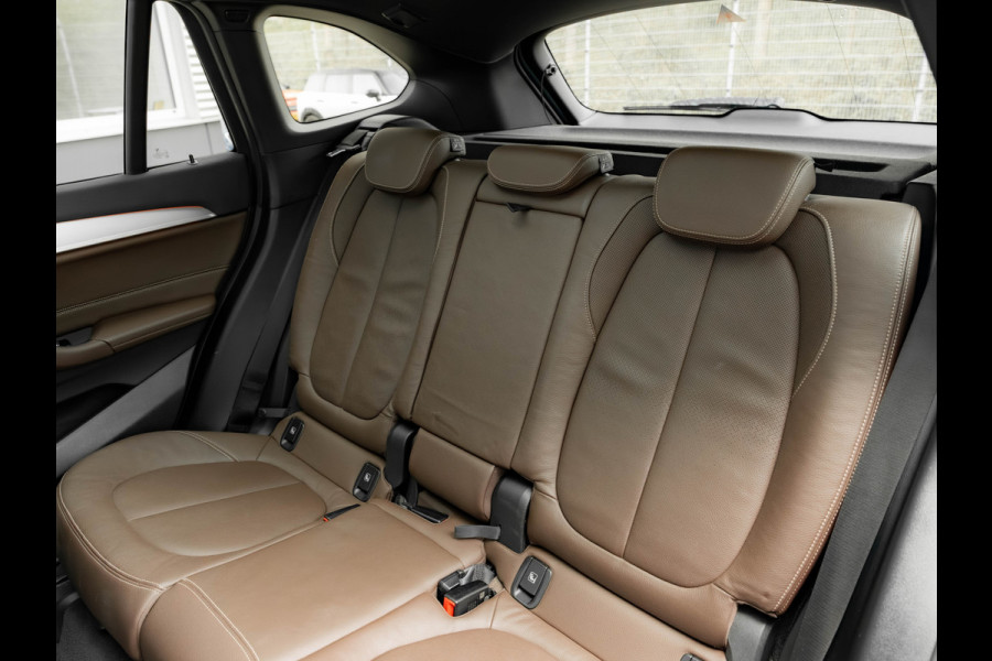 BMW X1 sDrive20i M-Sport - Pano - Trekhaak - Memoryzetel - Camera - Harman Kardon
