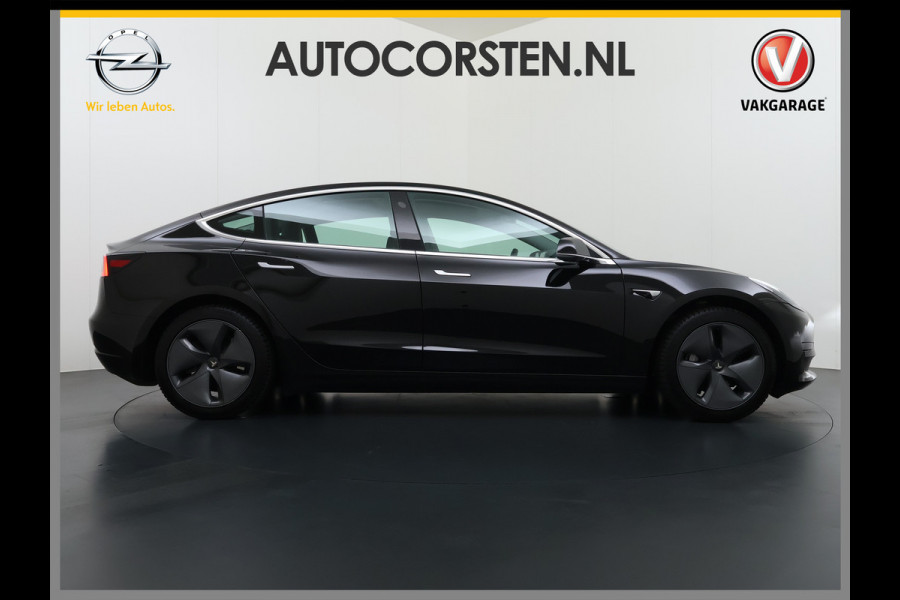 Tesla Model 3 60 kWh LFP ACCU Trekhaak (100% laden) Standard RWD Plus AutoPilot Leer Pano-Dak Adaptive-Cruise Camera's Elektr.-Stuur+Stoelen+S Navi LED DAB Voorverwarmen Keyless One-Pedal-Drive Lmv 18" 1e Eigenaar Origineel Nederlandse Auto Accu-Aandrijving-garantie t/m dec 2028/160.000km 1.000kg trekvermogen