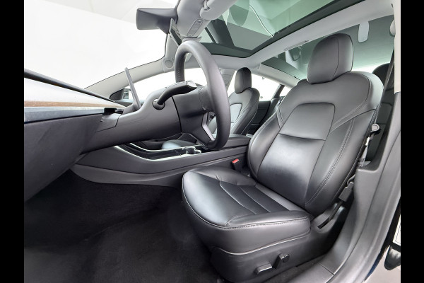 Tesla Model 3 60 kWh LFP ACCU Trekhaak (100% laden) Standard RWD Plus AutoPilot Leer Pano-Dak Adaptive-Cruise Camera's Elektr.-Stuur+Stoelen+S Navi LED DAB Voorverwarmen Keyless One-Pedal-Drive Lmv 18" 1e Eigenaar Origineel Nederlandse Auto Accu-Aandrijving-garantie t/m dec 2028/160.000km 1.000kg trekvermogen