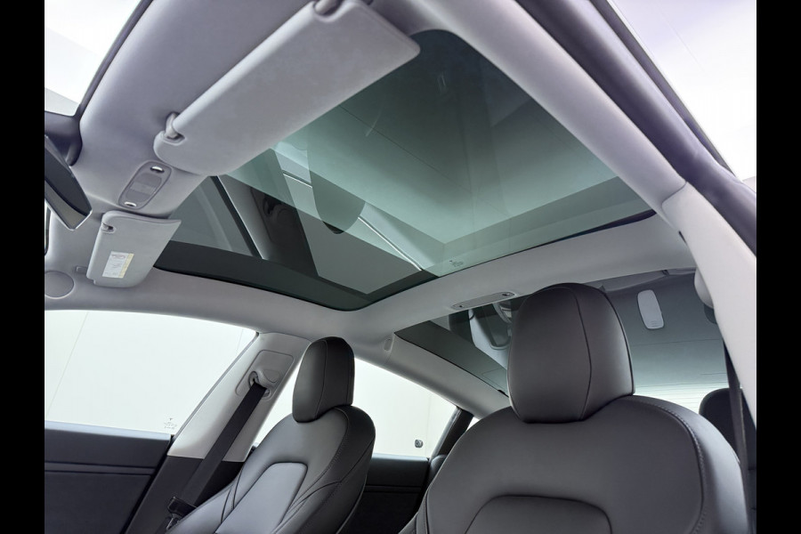 Tesla Model 3 60 kWh LFP ACCU Trekhaak (100% laden) Standard RWD Plus AutoPilot Leer Pano-Dak Adaptive-Cruise Camera's Elektr.-Stuur+Stoelen+S Navi LED DAB Voorverwarmen Keyless One-Pedal-Drive Lmv 18" 1e Eigenaar Origineel Nederlandse Auto Accu-Aandrijving-garantie t/m dec 2028/160.000km 1.000kg trekvermogen