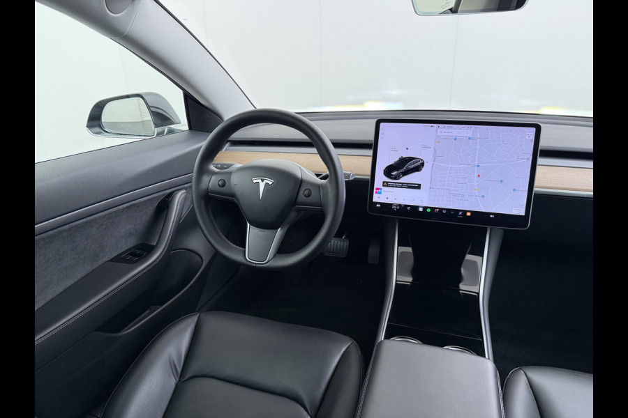 Tesla Model 3 60 kWh LFP ACCU Trekhaak (100% laden) Standard RWD Plus AutoPilot Leer Pano-Dak Adaptive-Cruise Camera's Elektr.-Stuur+Stoelen+S Navi LED DAB Voorverwarmen Keyless One-Pedal-Drive Lmv 18" 1e Eigenaar Origineel Nederlandse Auto Accu-Aandrijving-garantie t/m dec 2028/160.000km 1.000kg trekvermogen