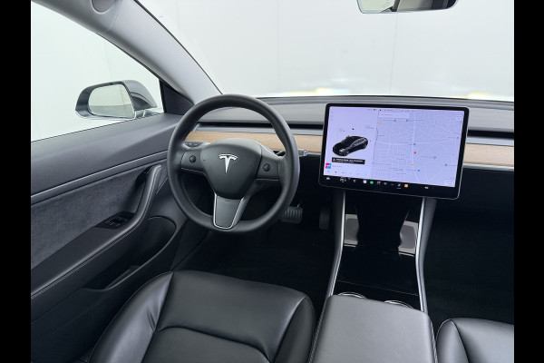 Tesla Model 3 60 kWh LFP ACCU Trekhaak (100% laden) Standard RWD Plus AutoPilot Leer Pano-Dak Adaptive-Cruise Camera's Elektr.-Stuur+Stoelen+S Navi LED DAB Voorverwarmen Keyless One-Pedal-Drive Lmv 18" 1e Eigenaar Origineel Nederlandse Auto Accu-Aandrijving-garantie t/m dec 2028/160.000km 1.000kg trekvermogen