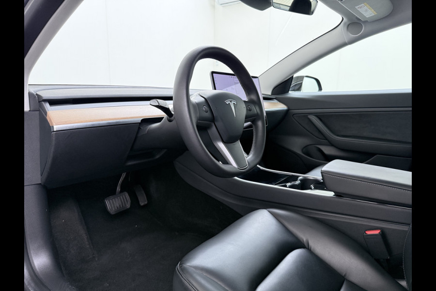 Tesla Model 3 60 kWh LFP ACCU Trekhaak (100% laden) Standard RWD Plus AutoPilot Leer Pano-Dak Adaptive-Cruise Camera's Elektr.-Stuur+Stoelen+S Navi LED DAB Voorverwarmen Keyless One-Pedal-Drive Lmv 18" 1e Eigenaar Origineel Nederlandse Auto Accu-Aandrijving-garantie t/m dec 2028/160.000km 1.000kg trekvermogen