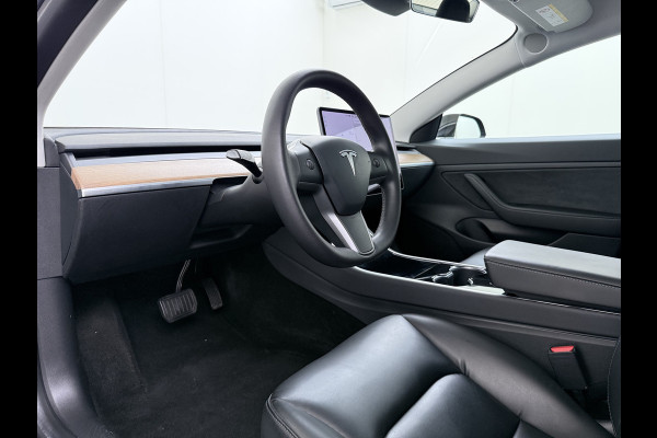 Tesla Model 3 60 kWh LFP ACCU Trekhaak (100% laden) Standard RWD Plus AutoPilot Leer Pano-Dak Adaptive-Cruise Camera's Elektr.-Stuur+Stoelen+S Navi LED DAB Voorverwarmen Keyless One-Pedal-Drive Lmv 18" 1e Eigenaar Origineel Nederlandse Auto Accu-Aandrijving-garantie t/m dec 2028/160.000km 1.000kg trekvermogen