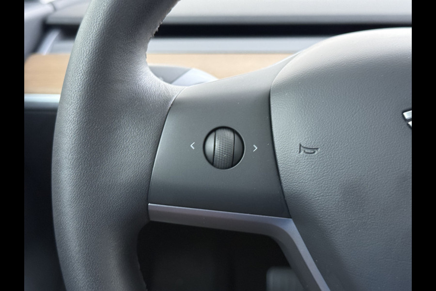 Tesla Model 3 60 kWh LFP ACCU Trekhaak (100% laden) Standard RWD Plus AutoPilot Leer Pano-Dak Adaptive-Cruise Camera's Elektr.-Stuur+Stoelen+S Navi LED DAB Voorverwarmen Keyless One-Pedal-Drive Lmv 18" 1e Eigenaar Origineel Nederlandse Auto Accu-Aandrijving-garantie t/m dec 2028/160.000km 1.000kg trekvermogen