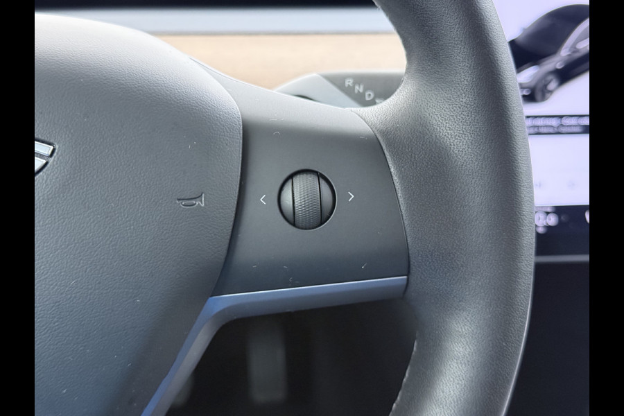 Tesla Model 3 60 kWh LFP ACCU Trekhaak (100% laden) Standard RWD Plus AutoPilot Leer Pano-Dak Adaptive-Cruise Camera's Elektr.-Stuur+Stoelen+S Navi LED DAB Voorverwarmen Keyless One-Pedal-Drive Lmv 18" 1e Eigenaar Origineel Nederlandse Auto Accu-Aandrijving-garantie t/m dec 2028/160.000km 1.000kg trekvermogen