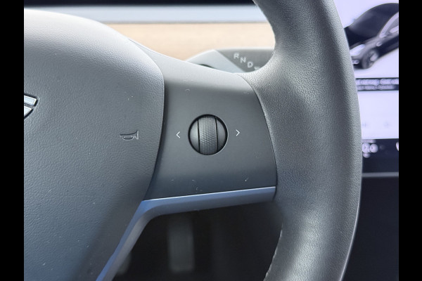 Tesla Model 3 60 kWh LFP ACCU Trekhaak (100% laden) Standard RWD Plus AutoPilot Leer Pano-Dak Adaptive-Cruise Camera's Elektr.-Stuur+Stoelen+S Navi LED DAB Voorverwarmen Keyless One-Pedal-Drive Lmv 18" 1e Eigenaar Origineel Nederlandse Auto Accu-Aandrijving-garantie t/m dec 2028/160.000km 1.000kg trekvermogen