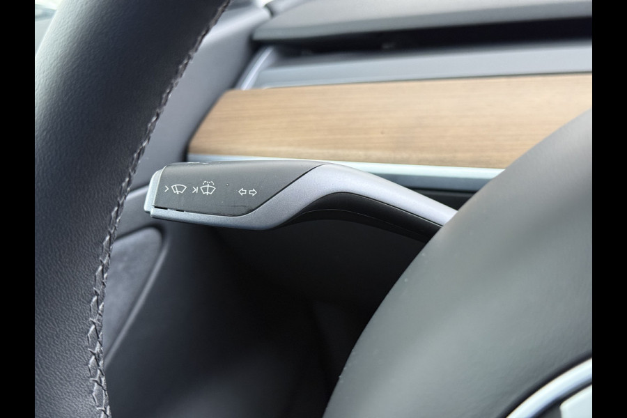 Tesla Model 3 60 kWh LFP ACCU Trekhaak (100% laden) Standard RWD Plus AutoPilot Leer Pano-Dak Adaptive-Cruise Camera's Elektr.-Stuur+Stoelen+S Navi LED DAB Voorverwarmen Keyless One-Pedal-Drive Lmv 18" 1e Eigenaar Origineel Nederlandse Auto Accu-Aandrijving-garantie t/m dec 2028/160.000km 1.000kg trekvermogen