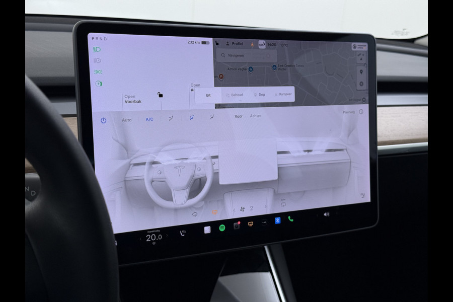 Tesla Model 3 60 kWh LFP ACCU Trekhaak (100% laden) Standard RWD Plus AutoPilot Leer Pano-Dak Adaptive-Cruise Camera's Elektr.-Stuur+Stoelen+S Navi LED DAB Voorverwarmen Keyless One-Pedal-Drive Lmv 18" 1e Eigenaar Origineel Nederlandse Auto Accu-Aandrijving-garantie t/m dec 2028/160.000km 1.000kg trekvermogen